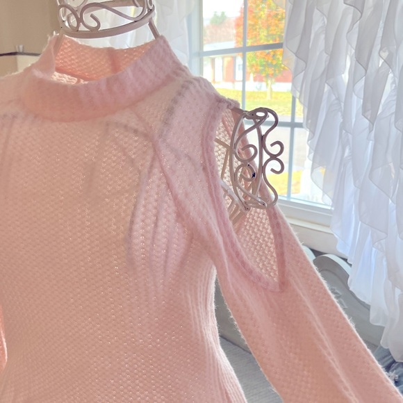 Womens size small light pink Decree brand cold shoulder sweater - Picture 3 of 7